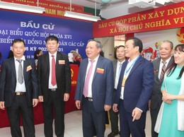 Phó Bí thư Thành ủy Nguyễn Văn Phong kiểm tra công tác bầu cử tại phường Hồng Hà