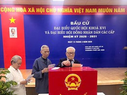 Người cao tuổi phường Ô Chợ Dừa gửi gắm niềm tin qua từng lá phiếu