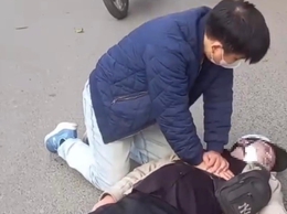 Video bác sĩ Bệnh viện Thận Hà Nội kịp thời ép tim cứu sống nam thanh niên ngừng tuần hoàn