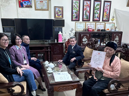 Cán bộ tới tận nhà hỗ trợ công dân cao tuổi hoàn thiện thủ tục hành chính tại phường Phú Lương