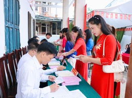 Phụ nữ Phú Nghĩa duyên dáng, rạng rỡ sắc màu cùng tà áo dài trong Ngày hội non sông