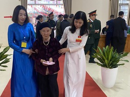 Thạch Thất: Cử tri 102 tuổi trực tiếp đi bầu cử, lan tỏa tinh thần trách nhiệm công dân