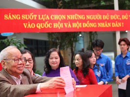 Lá phiếu trách nhiệm của cử tri hai thế hệ ở phường Đống Đa