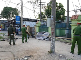 Công an xã Quang Minh ra quân giải tỏa chợ cóc, chợ tạm trên tuyến đường 35, lập lại trật tự đô thị và an toàn giao thông