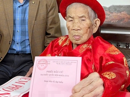 Lá phiếu của nữ cử tri 115 tuổi ở Hà Nội