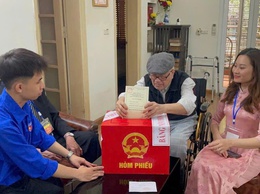 Phường Hoàn Kiếm: Đưa thùng phiếu đến tận nhà phục vụ cử tri cao tuổi, bệnh yếu