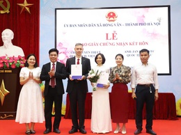 Xã Hồng Vân trao Giấy đăng ký kết hôn cho người có quốc tịch nước ngoài