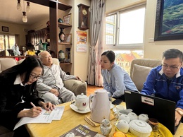 Chi nhánh số 01: Tổ hành chính công xung kích kịp thời hỗ trợ công dân cao tuổi thực hiện thủ tục hành chính tại nhà