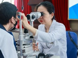 Gia tăng cận thị học đường: Cha mẹ cần chủ động can thiệp sớm