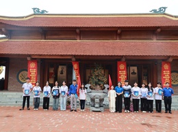 Ứng Thiên kết nạp đoàn viên tiêu biểu tại “địa chỉ đỏ”, tặng quà học sinh khó khăn