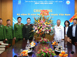 Công an phường Phương Liệt tổ chức chúc mừng Ngày Thầy thuốc Việt Nam 27/2 tại các bệnh viên trên địa bàn.
