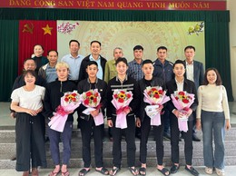 THẮM TÌNH QUÂN- DÂN: CÁC THÔN TRÊN ĐỊA BÀN XÃ TRUNG GIÃ ĐỘNG VIÊN TÂN BINH LÊN ĐƯỜNG NHẬP NGŨ