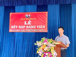 Chi bộ thôn Đồng Cả tổ chức Lễ kết nạp Đảng viên là thanh niên sẵn sàng nhập ngũ năm 2026