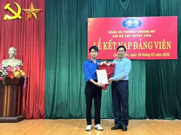 Phường Chương Mỹ kết nạp đảng viên cho tân binh trước ngày nhập ngũ