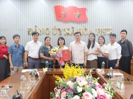 Đảng ủy xã Hòa Phú trao quyết định bổ nhiệm Phó Chánh Văn phòng Đảng ủy