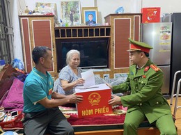 TRUNG GIÃ ĐẢM BẢO QUYỀN BẦU CỬ CHO CỬ TRI CAO TUỔI, YẾU THẾ