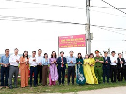 TRUNG GIÃ: GẮN BIỂN CÔNG TRÌNH DÂN VẬN KHÉO “TUYẾN ĐƯỜNG HOA SÁNG – XANH – SẠCH – ĐẸP”