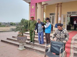 MANG NIỀM TIN ĐẾN NHÀ NHỮNG CÔNG DÂN CÓ HOÀN CẢNH ĐẶC BIỆT TẠI XÃ TRUNG GIÃ TRONG NGÀY HỘI LỚN CỦA TOÀN DÂN