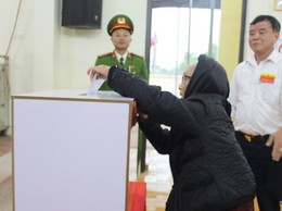 Cử tri 103 tuổi tự tay bỏ phiếu trong ngày hội non sông