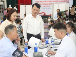 Xã Phúc Lộc tổ chức khám, tư vấn sức khỏe, cấp phát thuốc miễn phí cho người cao tuổi