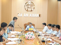 Đồng chí Hồ Trung Nghĩa - Phó Bí thư Đảng uỷ, Chủ tịch UBND xã chủ trì hội nghị nghe báo cáo một số nội dung