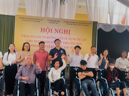 Phúc Thọ: Trao 15 xe lăn, lan tỏa nghĩa tình vì người khuyết tật