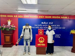Trạm Y tế phường Hoàng Liệt tổ chức phun hoá chất khử khuẩn tại các điểm bỏ phiếu trên địa bàn phường 