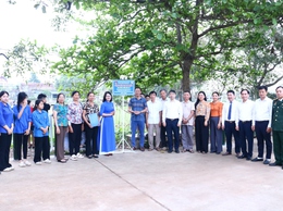 Đoàn thanh niên xã Hòa Phú: Gắn biển công trình thanh niên chào mừng thành công cuộc bầu cử 