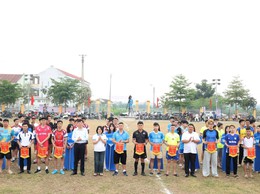 Xã Mê Linh tổ chức giải bóng đá tranh cúp Hai Bà Trưng chào mừng bầu cử thành công