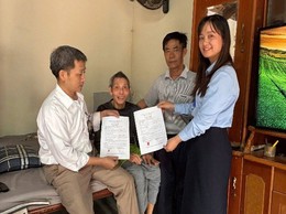 Điểm hỗ trợ dịch vụ công số Quảng Bị: Tận tâm hỗ trợ người dân yếu thế chứng thực chữ ký tại nhà