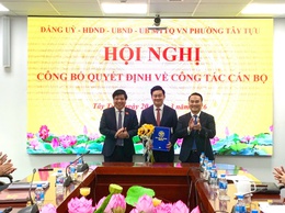 Phường Tây Tựu công bố và trao quyết định về công tác cán bộ