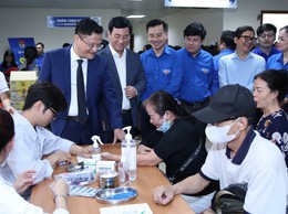 Trao quà, khám bệnh cho bà con - hành động đẹp kỷ niệm 95 năm Ngày thành lập Đoàn