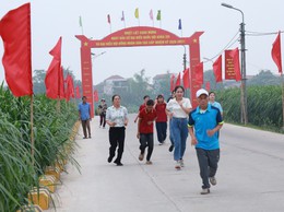 Minh Châu phát động ngày chạy Olympic vì sức khỏe toàn dân năm 2026 thu hút khoảng 800 người tham gia.