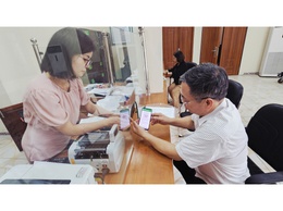 Khách hàng vay vốn tại Phòng giao dịch NHCSXH Sơn Tây - Mở tài khoản nhận tiền vay, nói không với tiền mặt