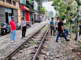 PHƯỜNG PHƯƠNG LIỆT: RA QUÂN ĐÓNG LỐI ĐI TỰ MỞ QUA ĐƯỜNG SẮT, ĐẢM BẢO AN TOÀN GIAO THÔNG