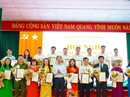 Xã Trung Giã khen thưởng 49 tập thể, 162 cá nhân có thành tích trong công tác bầu cử