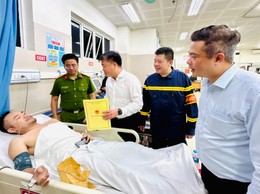 Lãnh đạo phường Hoàng Mai thăm hỏi, động viên các nạn nhân vụ cháy ở phố Lĩnh Nam