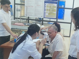 Trạm y tế xã Quảng Bị: Khám sức khỏe cho người cao tuổi các thôn trên địa bàn xã

