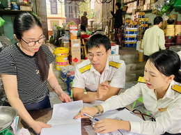 Thuế cơ sở 24 thành phố Hà Nội ra quân tuyên truyền hướng dẫn người nộp thuế thực hiện các chính sách về thuế.