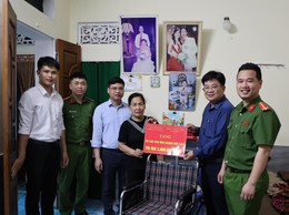 Tam Hưng: Trao tặng xe lăn cho người hoạt động kháng chiến nhiễm chất độc hoá học