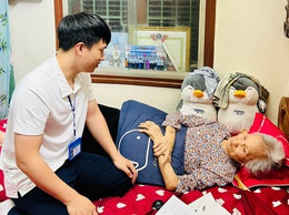 Tận tâm phục vụ nhân dân: Cán bộ, đoàn viên hỗ trợ cụ bà 84 tuổi làm thủ tục ngay tại nhà