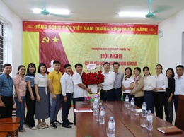 Đồng chí Bí thư Đảng uỷ, Chủ tịch HĐND xã Kiều Phú thăm, tặng hoa chúc mừng Trung tâm Dịch vụ tổng hợp nhân kỷ niệm 80 năm Ngày truyền thống Ngành Thể thao Việt Nam