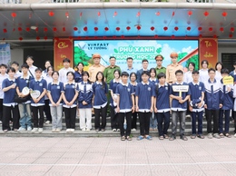 Quốc Oai Tuyên truyền luật giao thông học đường Tặng quà lan tỏa yêu thương, nâng cao ý thức giao thông