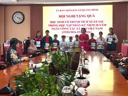 Quang Minh tổ chức tặng quà học sinh tiêu biểu nhân kỷ niệm 10 năm Ngày Công tác xã hội Việt Nam