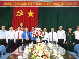 Lãnh đạo xã Bất Bạt chúc mừng Đoàn Thanh niên nhân kỷ niệm 95 năm thành lập