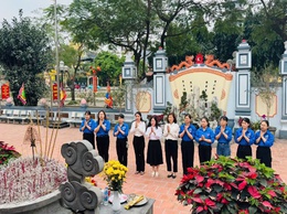 Chi đoàn Trường Mầm non Tân Mai tổ chức tham quan, dâng hương tại Đền thờ Chu Văn An