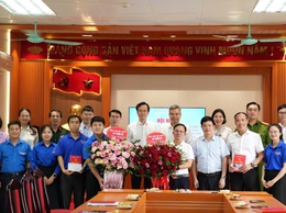 Lãnh đạo xã Thuận An chúc mừng Đoàn Thanh niên xã và Trung tâm Dịch vụ Tổng hợp xã nhân ngày truyền thống