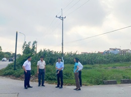 Lãnh đạo xã kiểm tra hiện trường hệ thống thủy lợi trên địa bàn