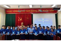 Chi đoàn THCS Hợp Đồng, Lam Điền tổ chức Lễ kết nạp đoàn viên mới nhân dịp 26/3