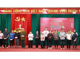 Xã Minh Châu trao quà tết cho các hộ gia đình có hoàn cảnh khó khăn trên địa bàn xã.